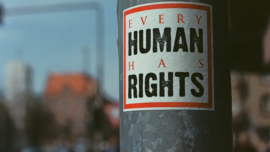 Rappresentazione visiva dell'articolo: Il Miranda warning, ovvero: “Il diritto di essere informati”